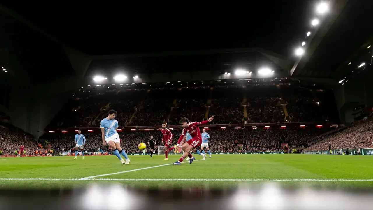 القنوات الناقلة لمواجهة ليفربول ومانشستر سيتي في قمة الدوري الإنجليزي الممتاز اليوم